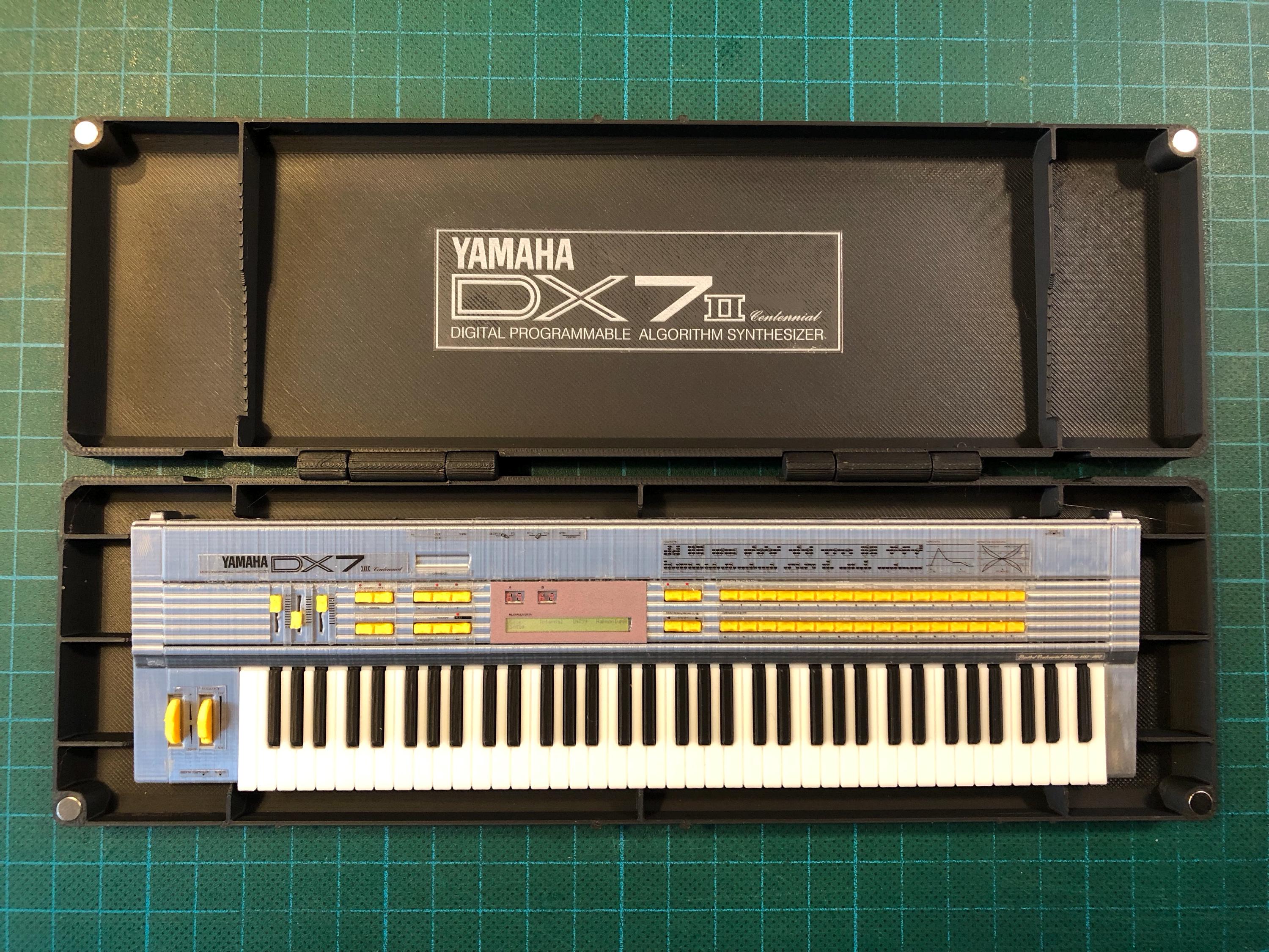 M7352 YAMAHA DX7 シンセサイザー ハードケース付属 M7352 YAMAHA DX7 シンセサイザー ハードケース付属