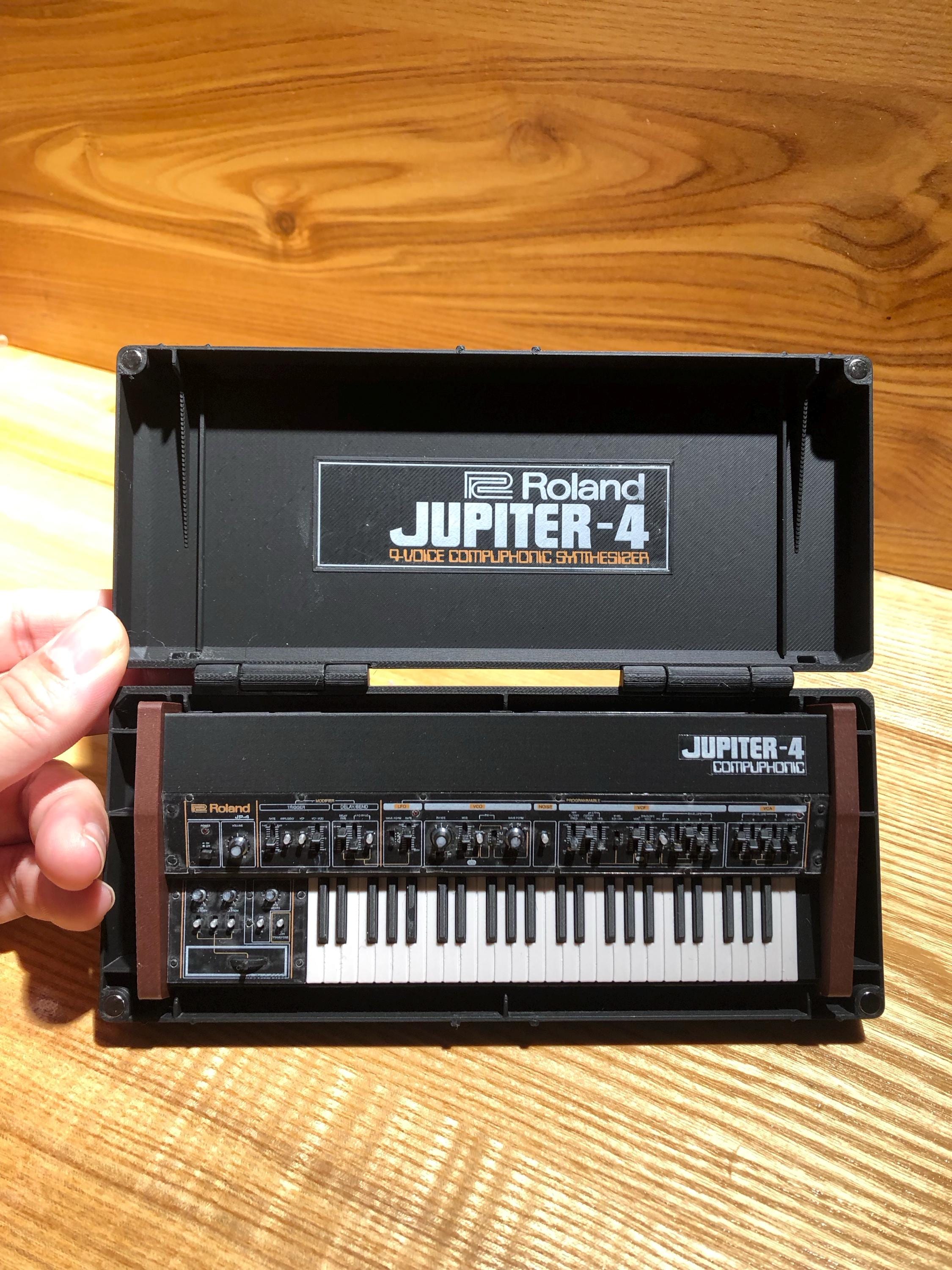 ミニチュア Roland JUPITER 4 シンセサイザー：1/6 スケール