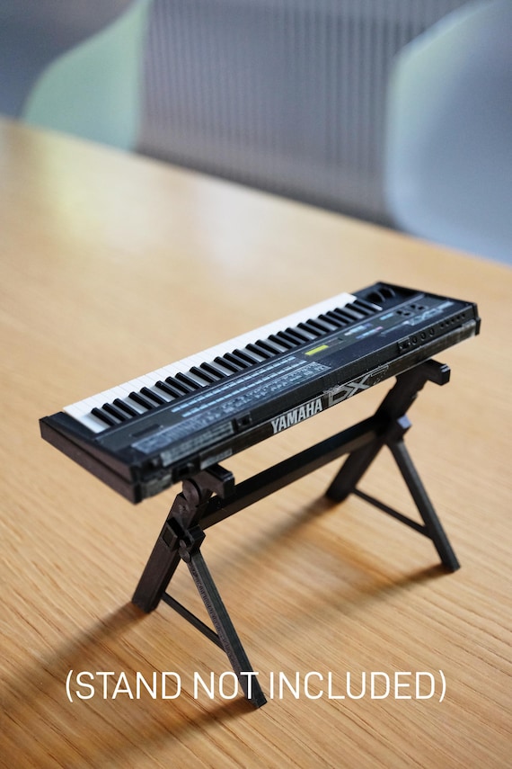 ミニチュアヤマハ DX7 FMシンセサイザー：1/6スケール コレクターズ