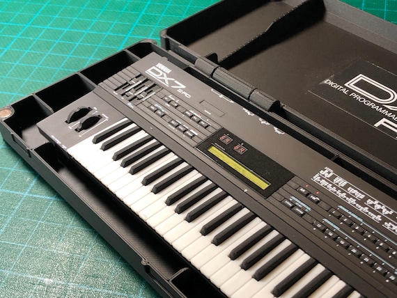 YAMAHA DX21 デジタルシンセサイザー 本体・ソフトケース ヤマハDX7 II FDシンセサイザーのミニチュア：1/6スケールコレクターズ
