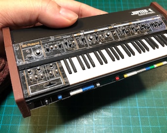 ミニチュア Roland JUPITER 4 シンセサイザー：1/6 スケール