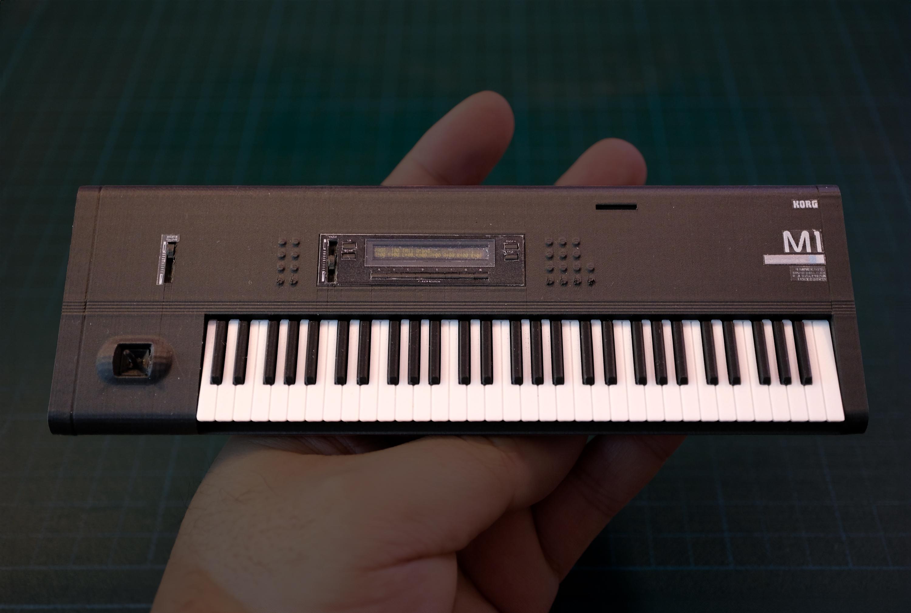 ミニチュア KORG M1 シンセサイザー：1/6スケール コレクターズ