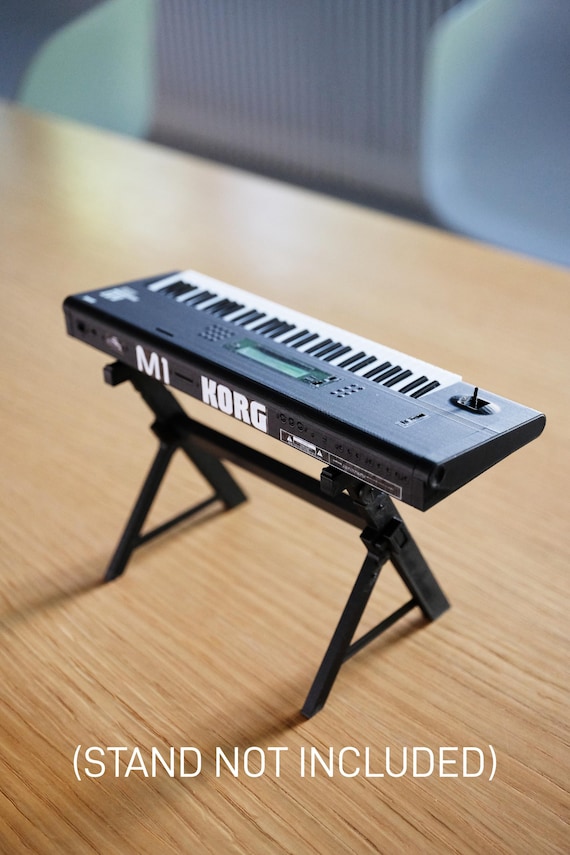 KORG M1 シンセサイザー　ミュージックワークステーション　ケース付き Miniature KORG M1 Synthesizer: 1/6 Scale Collectible With