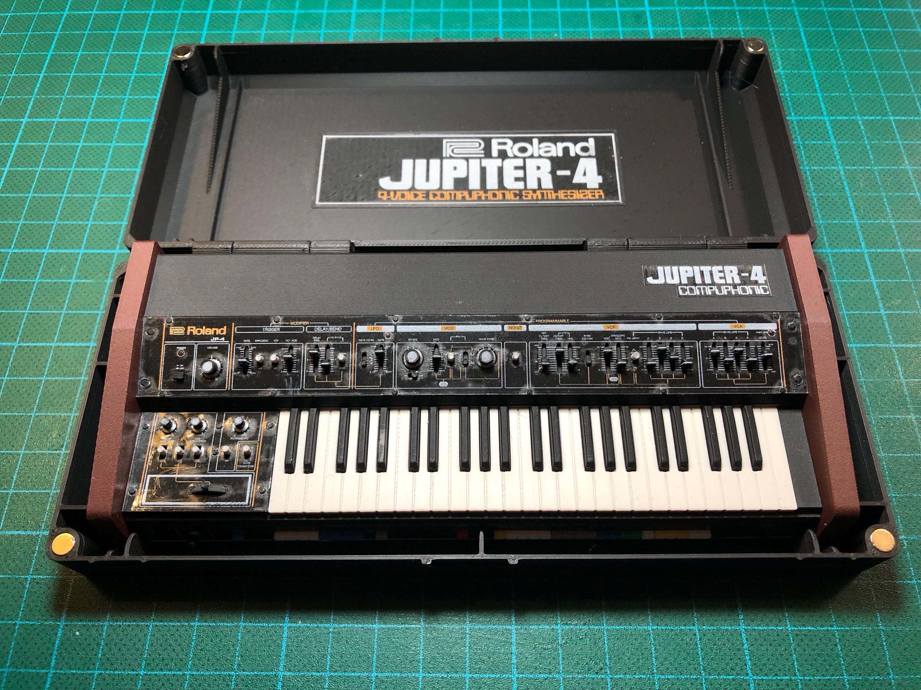 ミニチュア Roland JUPITER 4 シンセサイザー：1/6 スケール