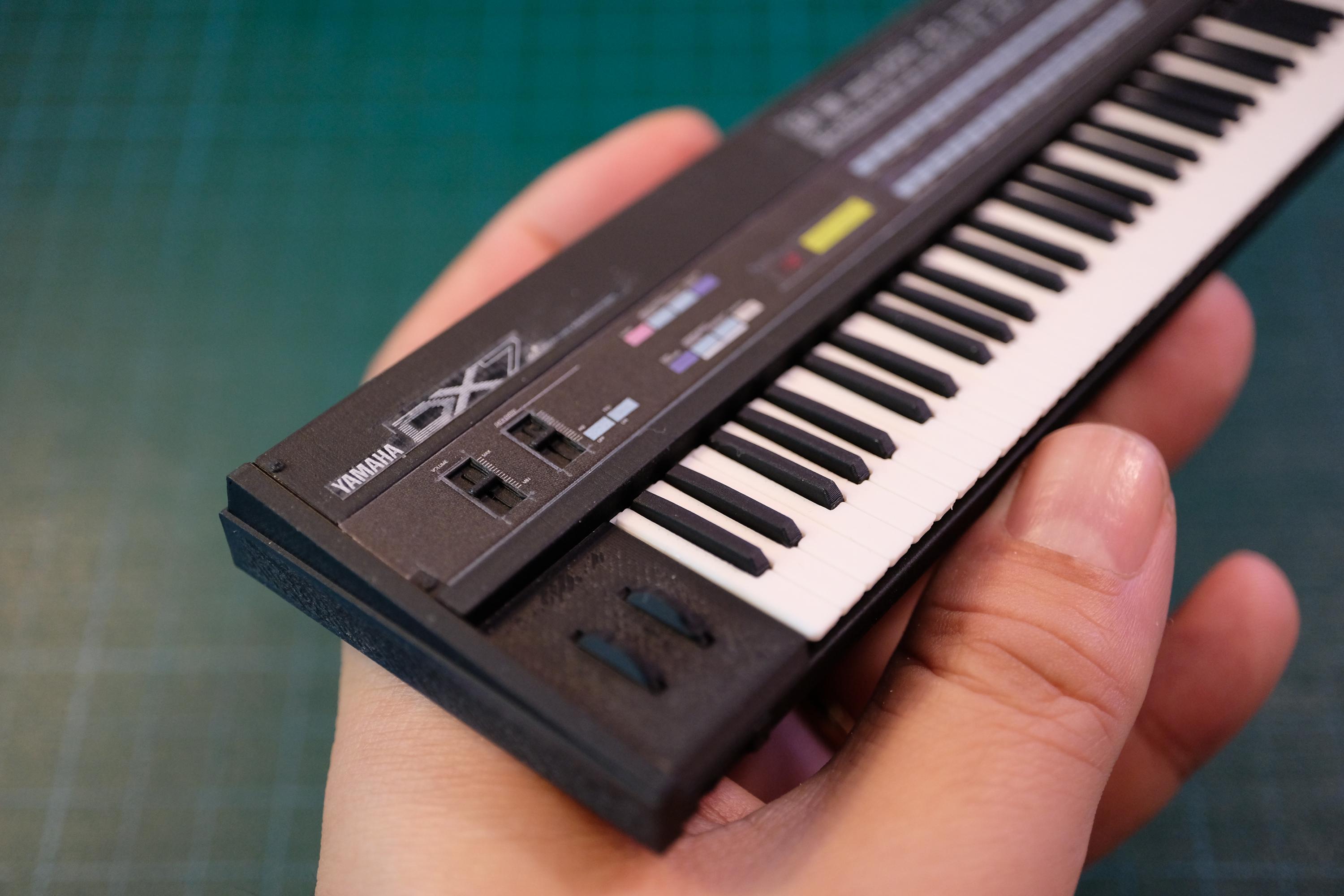 ミニチュアヤマハ DX7 FMシンセサイザー：1/6スケール コレクターズ