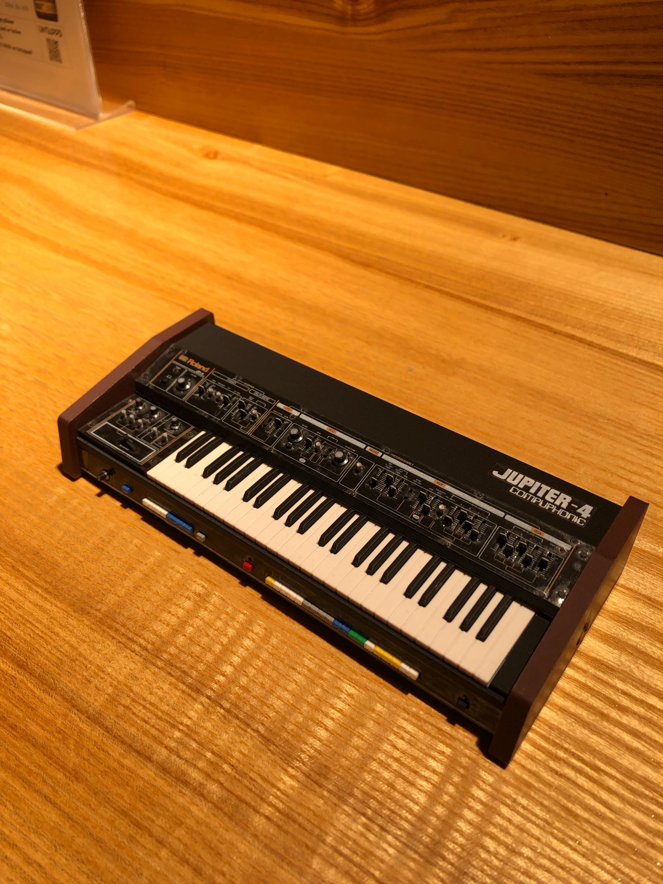 ミニチュア Roland JUPITER 4 シンセサイザー：1/6 スケール