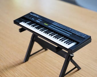 ミニチュアヤマハ DX7 FMシンセサイザー：1/6スケール コレクターズ