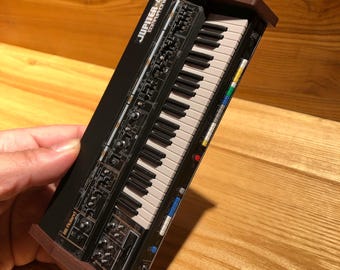 ミニチュア Roland JUPITER 4 シンセサイザー：1/6 スケール