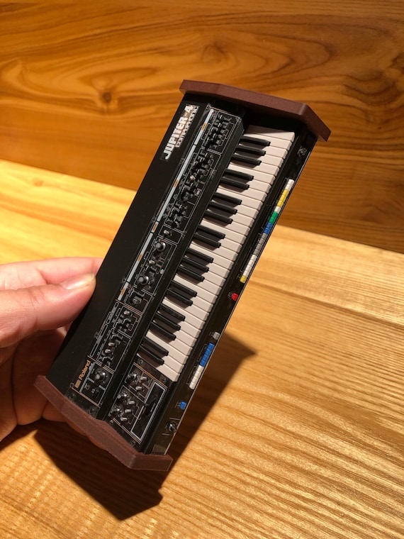 ミニチュア Roland JUPITER 4 シンセサイザー：1/6 スケール