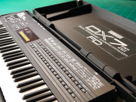 ヤマハDX7 II FDシンセサイザーのミニチュア：1/6スケールコレクターズ