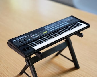 ミニチュアヤマハ DX7 FMシンセサイザー：1/6スケール コレクターズ