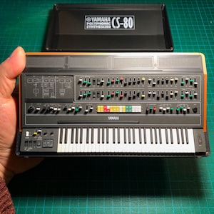 Miniatyr Yamaha CS-80 polyfonisk analog synthesizer i flightcase - skala 1/6