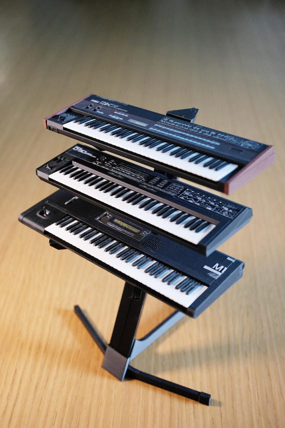 Trio de synthétiseurs miniatures des années 80 : Yamaha DX7, Roland D50, Korg M1 - Echelle 1/6