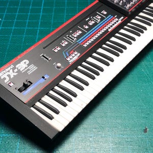 Miniatyr Roland JX3P synthesizer: Samlarobjekt i skala 1/6 med flightcase