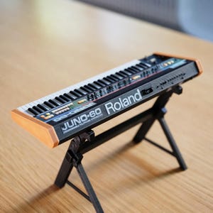 Miniature ROLAND JUNO60 Synthesizer / Miniature Music Instrument / Action Figure 1:6 Desk Shelf Display Accessory Collectible Memorabilia
