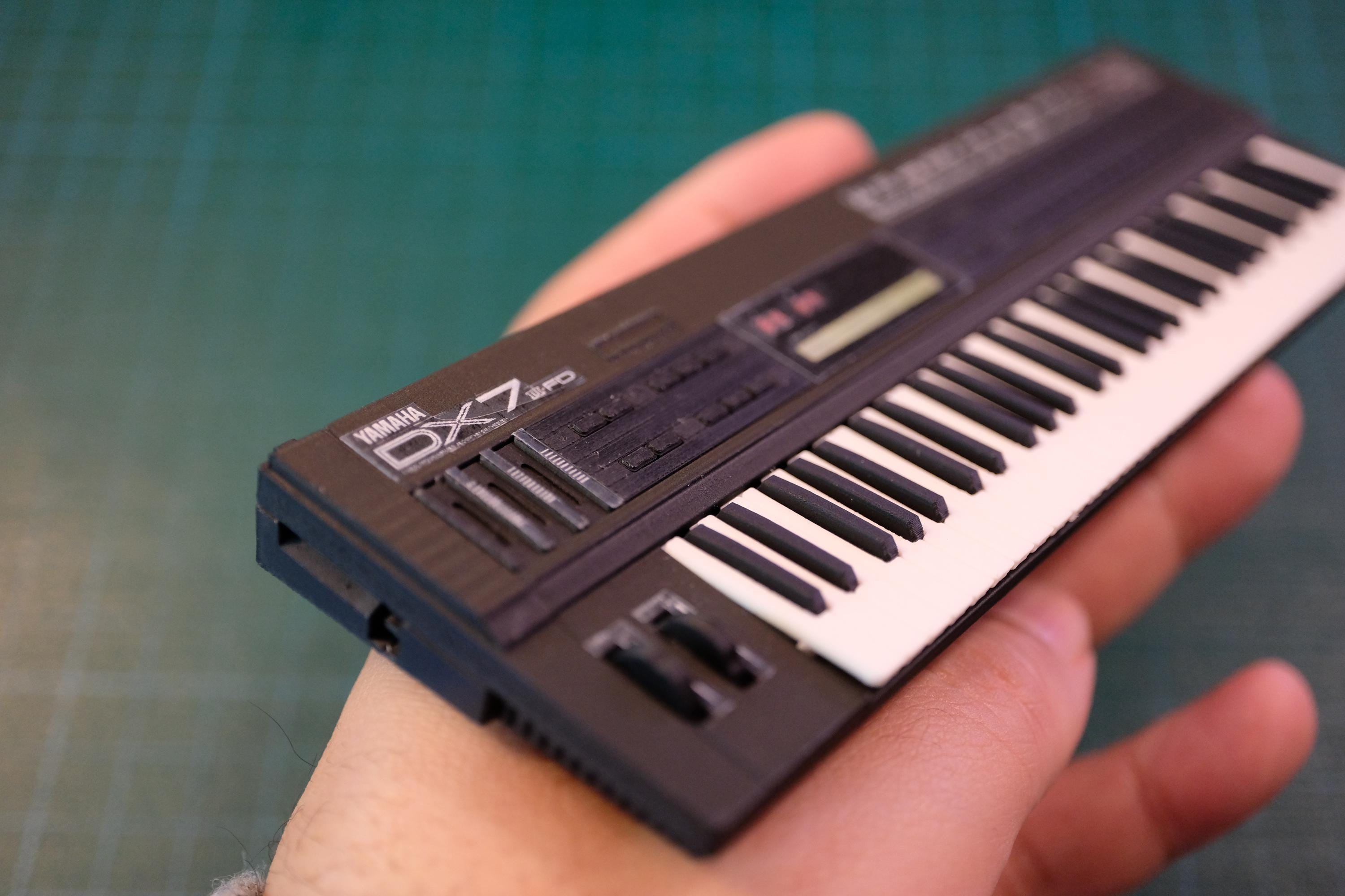 ミニチュアヤマハ DX7 II FD シンセサイザー：1/6スケール