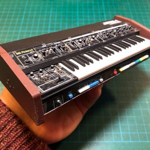 ミニチュア Roland JUPITER 4 シンセサイザー：1/6 スケール