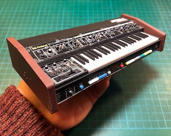 ミニチュア Roland JUPITER 4 シンセサイザー：1/6 スケール