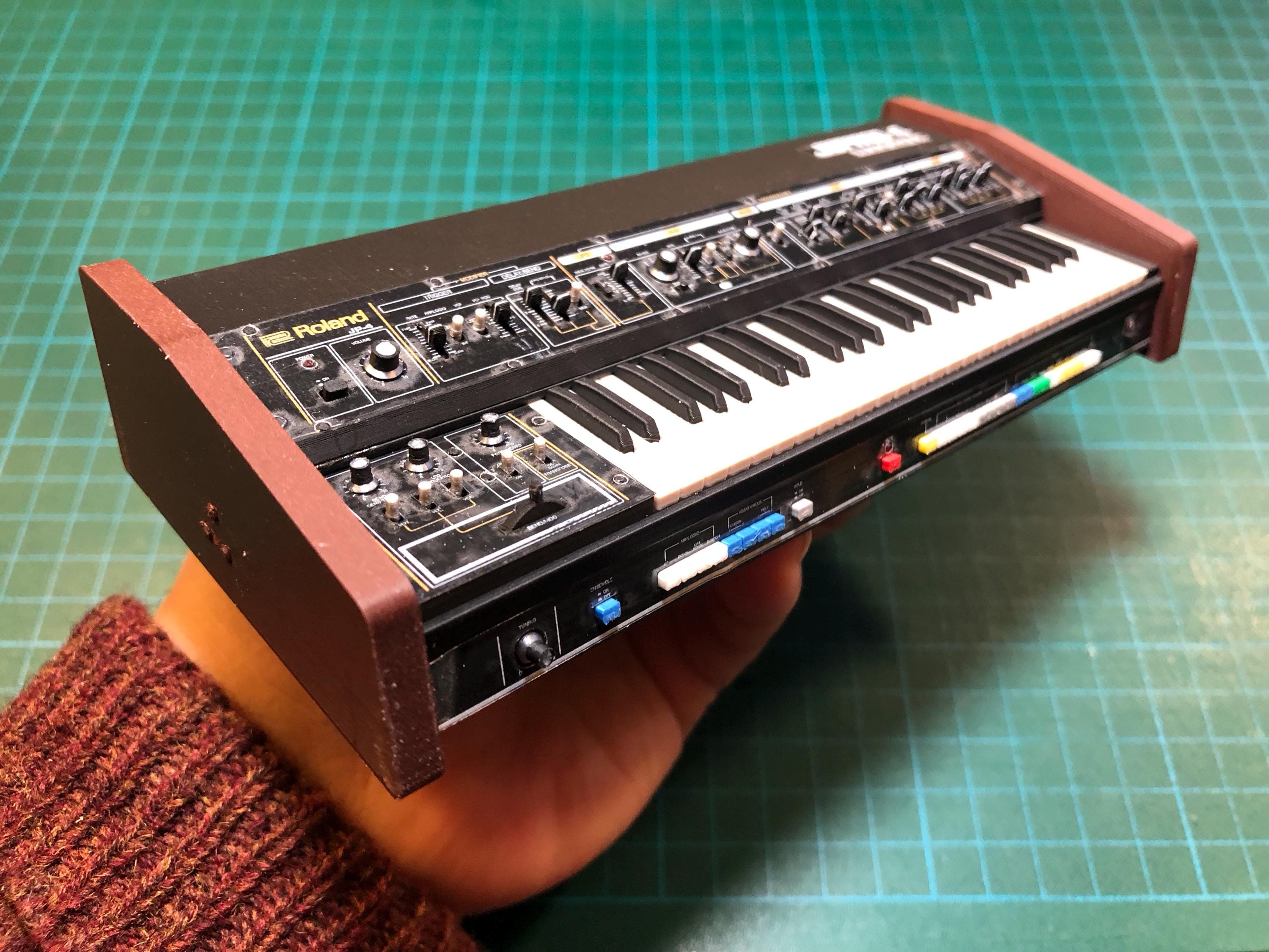 ミニチュア Roland JUPITER 4 シンセサイザー：1/6 スケール
