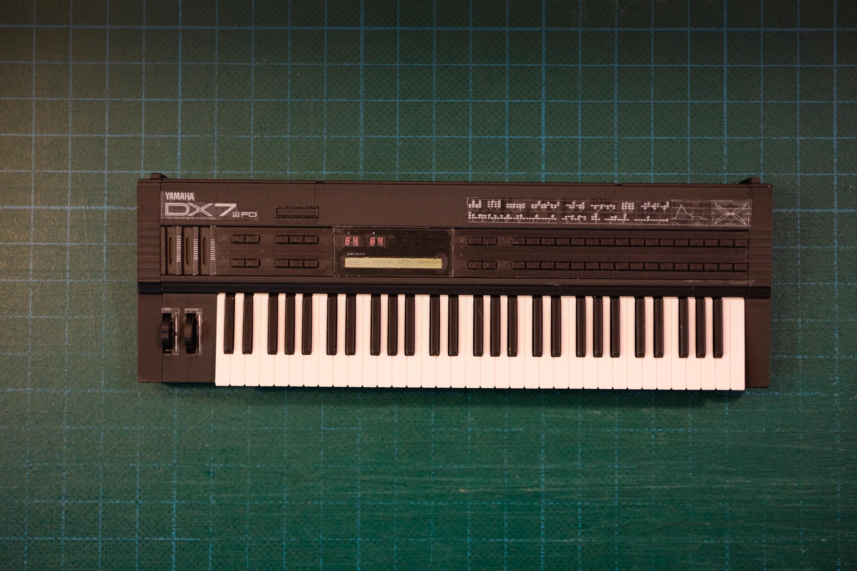 ミニチュアヤマハ DX7 II FD シンセサイザー：1/6スケール