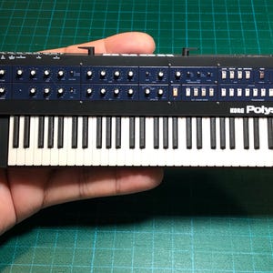 Miniatyr KORG Polysix analog synt: Samlarobjekt i skala 1/6 med flightcase