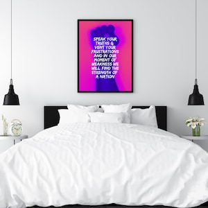 Può includere: Un poster motivazionale con un pugno alzato in un gradiente blu e viola su uno sfondo rosa. Il testo recita "Speak your truths & vent your frustrations and in our moment of weakness we will find the strength of a nation."