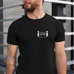 Un trabajo en progreso con Mark y Pete Podcast Camiseta Merch Favorite Small Logo