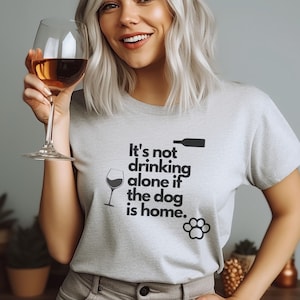Het drinkt niet alleen als de hond thuisshirt is, Dog Lover Shirt, Wine Lover Shirt, Dog Mom Shirt, Funny Wine Shirts, Dogs And Wine Shirt