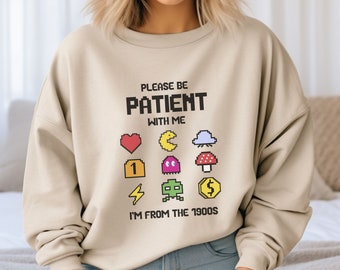 Bitte haben Sie Geduld mit mir, ich bin aus dem Jahr 1900 Sweatshirt, Arcade Gamer Tee, lustiges Retro Boomer Geschenk, 1900 Jahre geboren Shirt, 50 60 Geburtstagsgeschenk