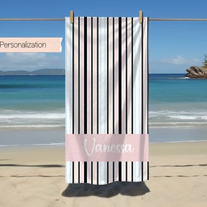 Serviette de plage à rayures verticales Serviette de piscine personnalisée Nom personnalisé Serviette de bain Serviette de plage avec nom à l'extérieur Anniversaire Cadeau de vacances