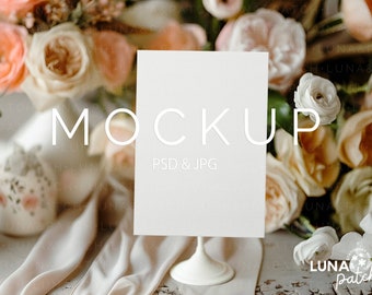 5x7 feminine Tischnummer Mock Up, Babyparty Zeichen, Ereignis Menü Karte Mockup Vorlage, Creme und Pfirsich Blumen Stock Foto Design, PSD JPG