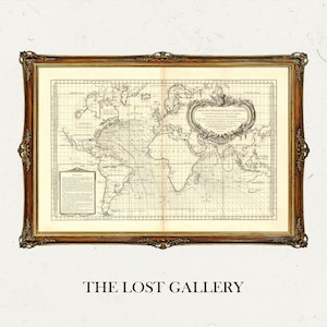 Puede incluir: Un mapa del mundo de estilo antiguo enmarcado con intrincadas líneas negras sobre un fondo crema, dentro de un marco ornamentado de madera oscura con detalles dorados. El mapa incluye un cartucho decorativo y el texto THE LOST GALLERY.