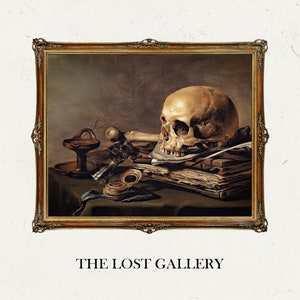 Puede incluir: Una pintura al óleo enmarcada de un bodegón con una calavera humana, un hueso, una pluma, un libro, una brújula y un pequeño frasco de vidrio. La pintura está sobre un fondo marrón oscuro y está enmarcada en un marco dorado.