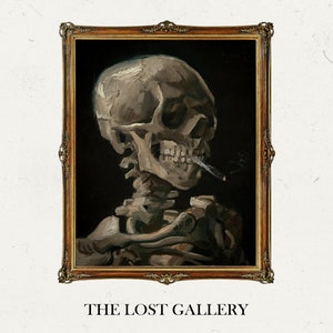 Può includere: Un dipinto di un teschio umano che fuma una sigaretta, incorniciato in una cornice dorata ornata. Il dipinto è su uno sfondo scuro. Il testo "THE LOST GALLERY" è sotto la cornice.