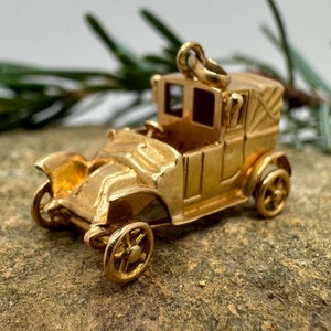 Vintage Gold Car Charm Pendant | 18K Gold (C035)