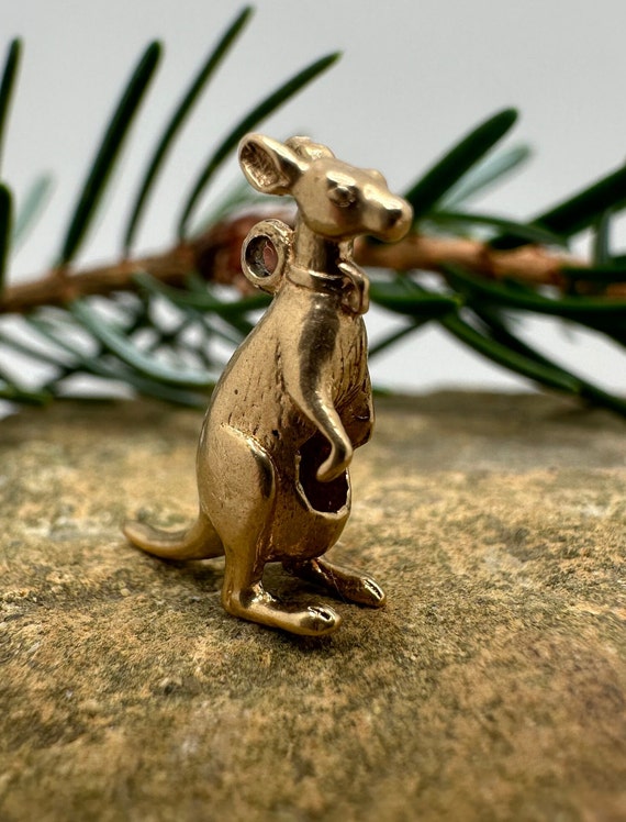 Vintage Gold Kangaroo Charm - Solid 14k Gold (C02… - image 2