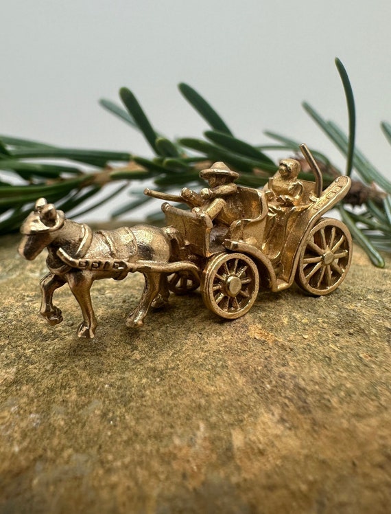 Vintage Gold Horse and Carraige Charm | Movable | 