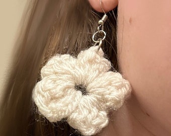 Jolie boucle d’oreille blanche au crochet Dangle Puffy Flower, Floral, Cadeau pour elle, Fait à la main, Cottagecore, Esthétique, Boho