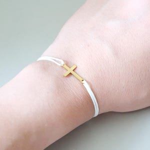 Korsarmband – Hänge i rostfritt stål i guld eller silver – Justerbart makraméband i 26 färger – Armband med kristna symboler