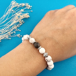 Beaded bracelet made of natural howlite gemstones, adjustable handmade fashion jewelry