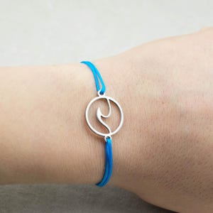 Pulsera de olas de plata - Pulsera surfera de olas oceánicas de acero inoxidable - 42 colores de banda - Regalo náutico para mujer - Pulsera de verano impermeable