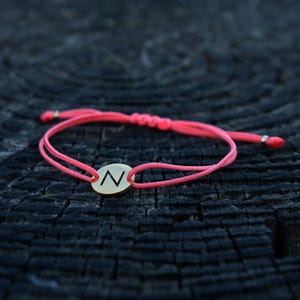 Pulsera con letra grabada - Lleva siempre contigo las iniciales de tu pareja, disponible en 26 colores