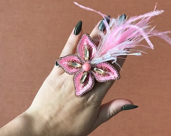 Broche flor rosa brillante con plumas