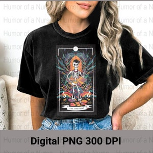 Carte de tarot numérique squelette sarcastique l'optimiste PNG, art du squelette, tarot imprimable, design psychédélique, humour adulte Tarot PNG drôle