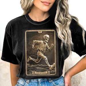 Gotische Tarot Card Digitale Kunst, The Runner Skeleton, Uniek Tarot Deck, Humoristische Skeleton Tarot Card, Digitale Print, XX Figuur