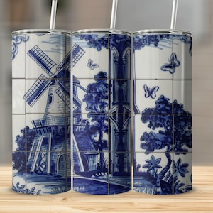 Può includere: Tre bicchieri in acciaio inossidabile con un design di piastrelle olandesi blu e bianche. Il design presenta un mulino a vento, un edificio e fiori.