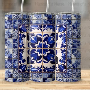 Può includere: Un bicchiere in acciaio inossidabile con un motivo a piastrelle blu e bianche. Il motivo presenta un design ripetitivo di piastrelle blu e bianche con motivi floreali.