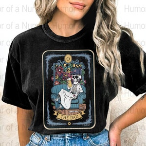 Grappige Tarot Card Digitale PNG, De Papa Skeleton Illustratie, Occulte Afdrukbare Kunst, Bierliefhebber Mystic Decor, Boho Floral Skull Tarot Design