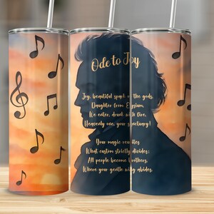Puede incluir: Un vaso de acero inoxidable con un diseño de puesta de sol y notas musicales. El vaso presenta una silueta de una persona y el texto "Ode to Joy" con letras del poema. Incluye una pajita blanca.