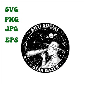 Könnte beinhalten: Schwarz-weiße Illustration einer Person, die durch ein Teleskop blickt, umgeben von Sternen, Planeten und Monden. Der Text lautet "ANTI SOCIAL STAR GAZER". Das Bild enthält auch den Text "SVG, PNG, JPG, EPS".